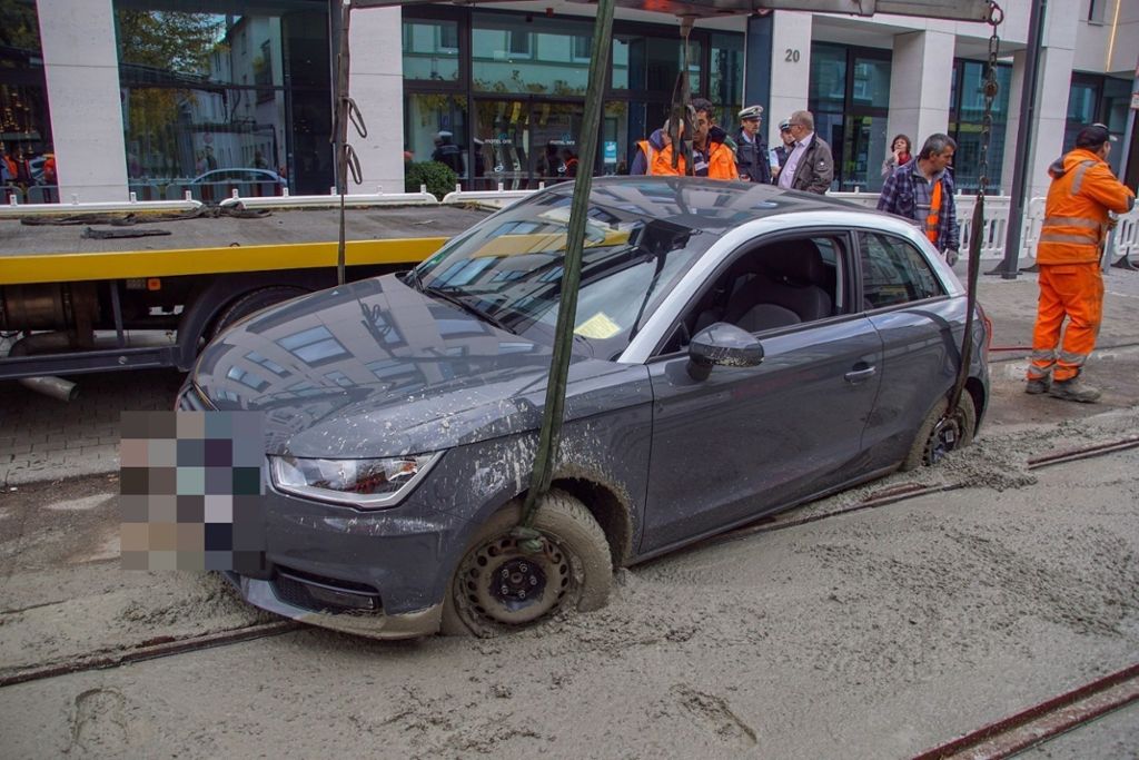 12.11.2018 In Cannstatt ist ein Auto im frisch betonierten Gleisbett gelandet.