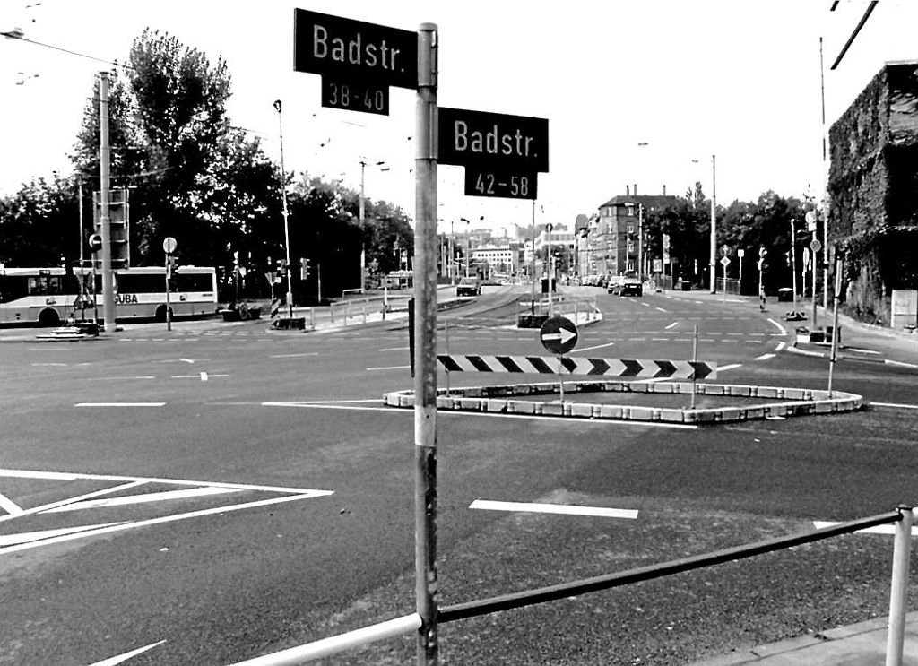 Nicht schön - aber wirkungsvoll. Die Verkehrsinsel reduzierte zwischen 1997 und 2002 den Schleichverkehr in der Badstraße erheblich. Foto: CZ-Archiv
