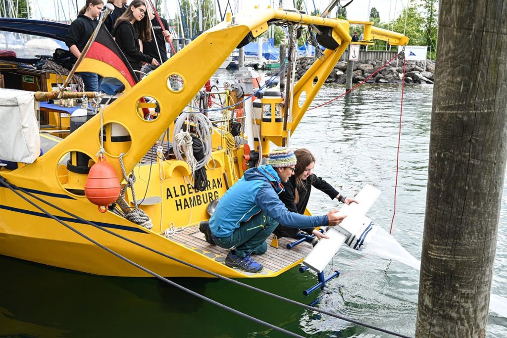 Schüler experimentieren mit Forschungsschiff auf dem Bodensee