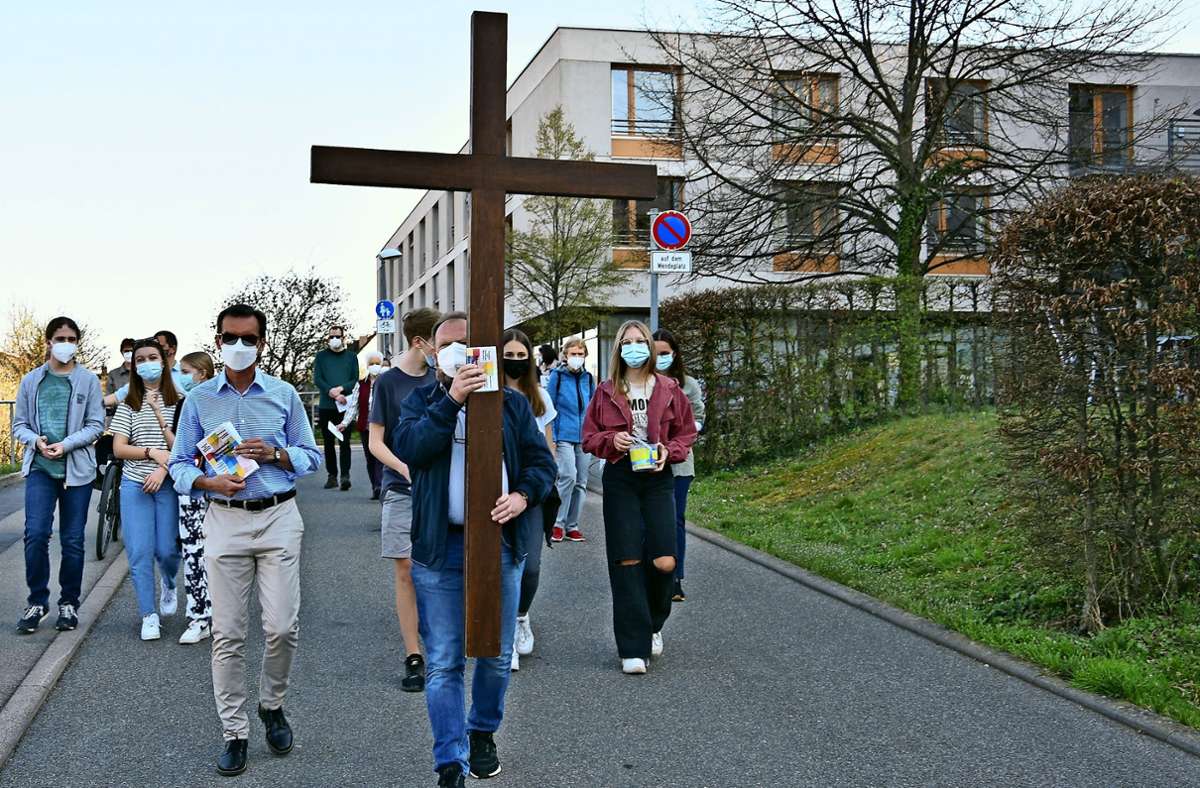 Diakon Ivan Jelec  mit dem Holzkreuz führte die Prozession vom Generationenzentrum Kornhasen zur zweiten Station des ökumenischen Kreuzwegs an.