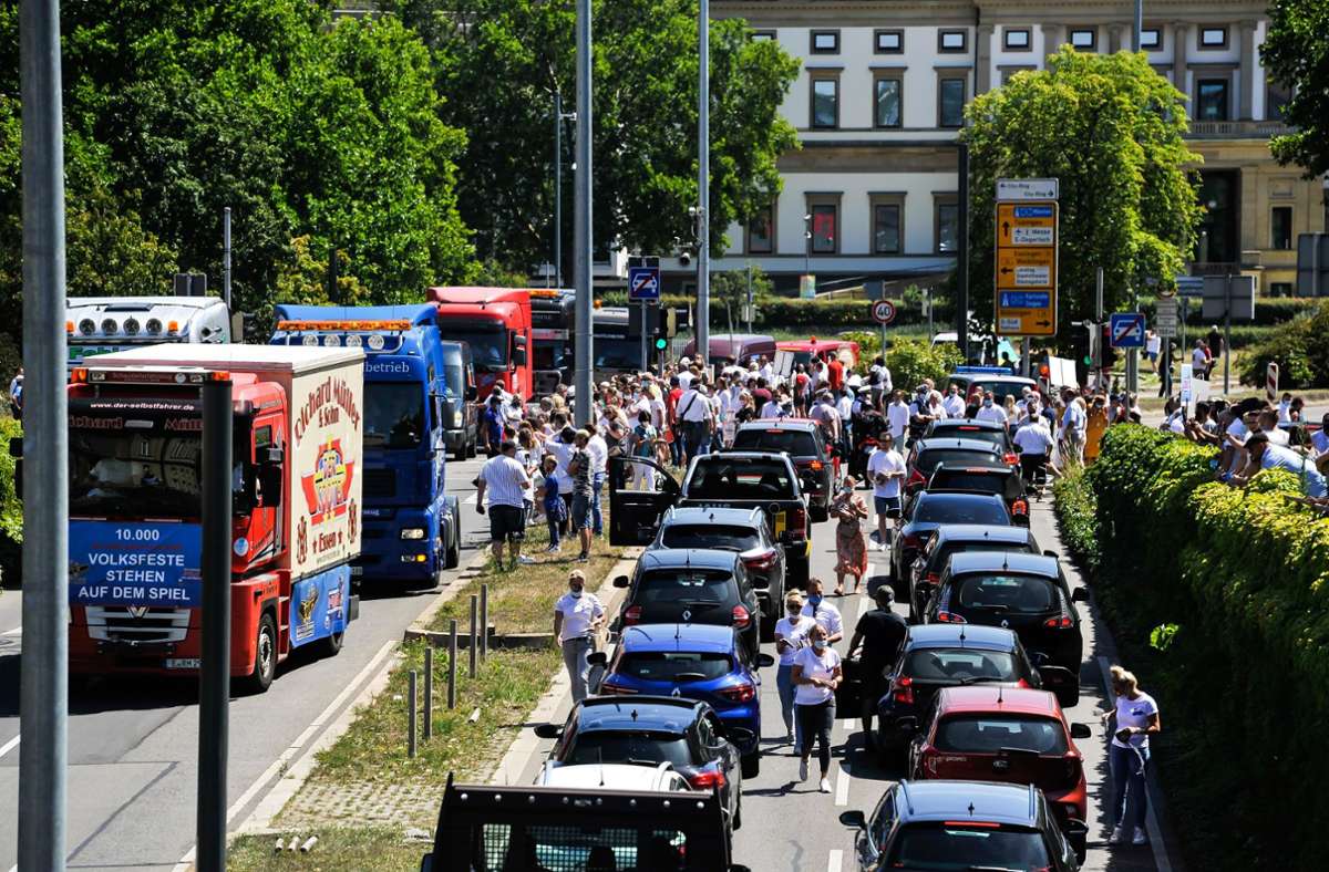Protestfahrt gegen Corona-Verordnung: Schausteller-Demo legt Verkehr in Stuttgart komplett lahm