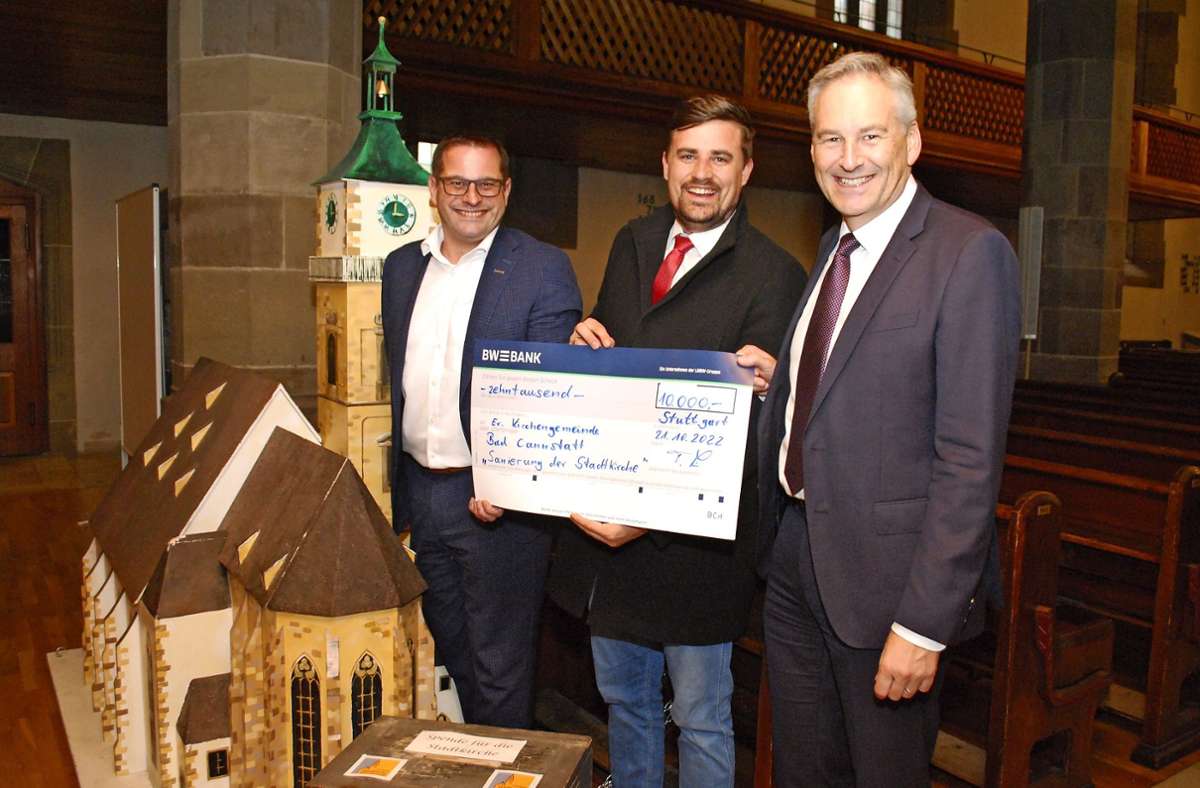 Spende  in  Bad Cannstatt: 10 000 Euro für Stadtkirchen-Sanierung