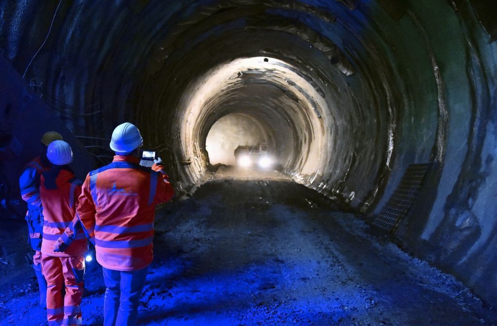 Durchbruch in Untertürkheim im Sommer  –  Bahnausfälle wegen Gleisverschwenkung in Obertürkheim: Bald Licht am Ende des S-21-Tunnels