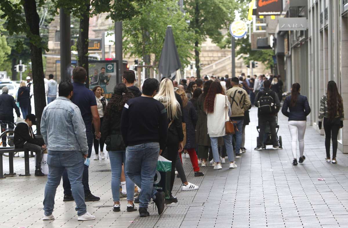 Black Friday in Mannheim: Schnäppchenjäger stürmen  Innenstadt – Polizei ruft zusätzliche Beamte