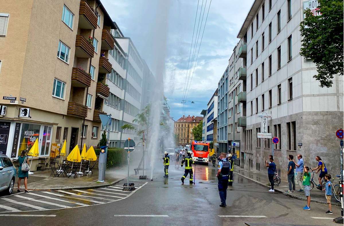 Vorfall in Stuttgart-West: Bäume gießen geht schief – 18-Jähriger verursacht haushohe Wasserfontäne