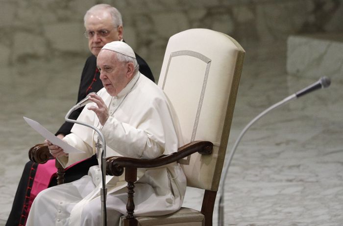 Katholische Kirche: Papst Franziskus hält an Zölibat fest