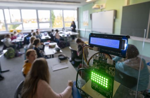 CO2-Ampeln haben im Herbst beim Lüften in den Schulen geholfen, hier eine Klasse in Sindelfingen. Foto: factum/Jürgen Bach