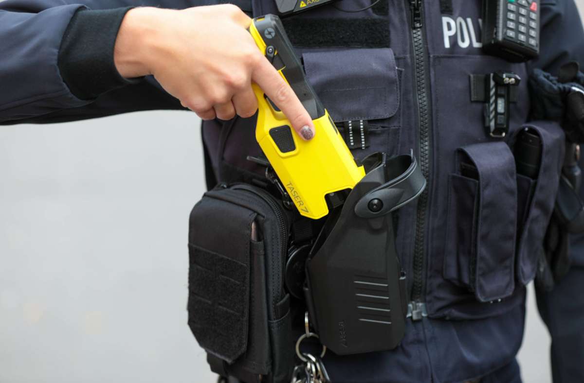 Die Polizei hat offenbar einen sogenannten Taser gegen den Mann eingesetzt (Symbolbild). Foto: IMAGO/Tim Oelbermann