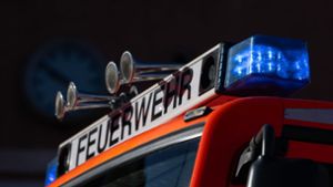 Wohnungsbrand in Bad-Cannstatt: Feuerwehr rettet acht Personen – Brandstiftung vermutet