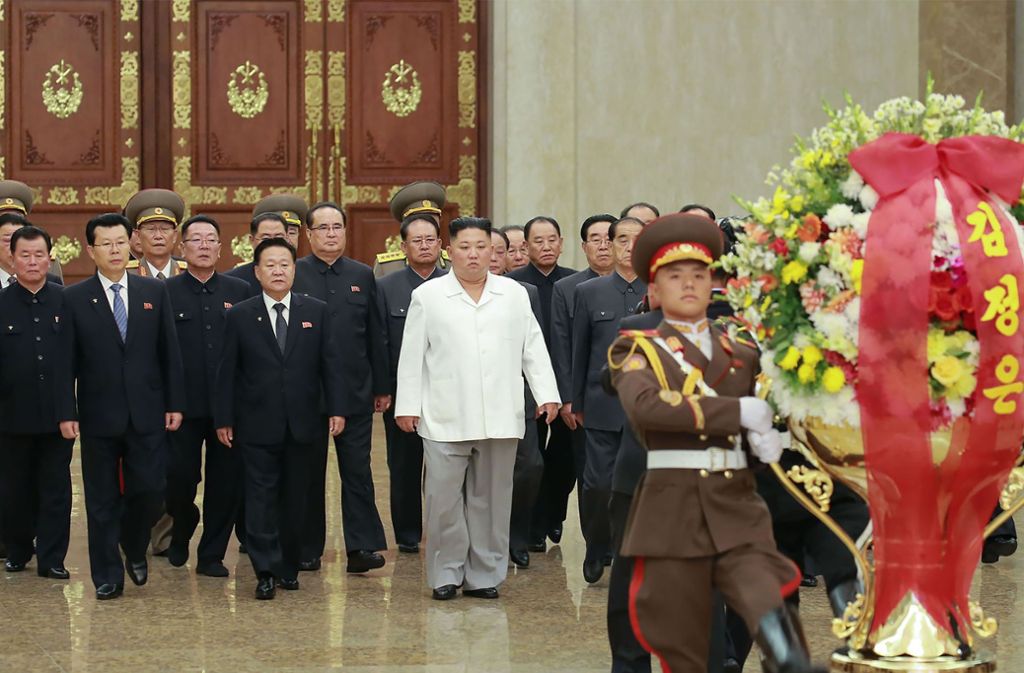 Noch so eine modisch interessante Aufnahme: Kim Jong-un mit weißem Oberteil und mausgrauer Schlaghose. Könnte sich auch um einen Schlagersänger aus der ZDF-Hitparade in den 70ern handeln.