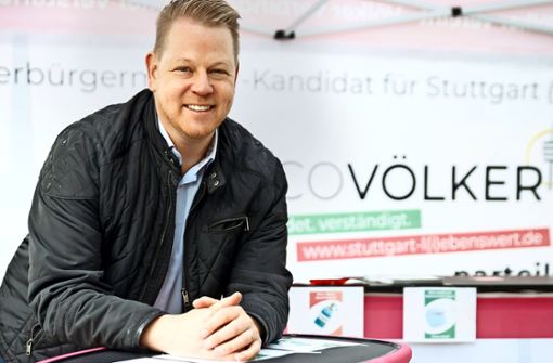 Anfang November 2020 zeigte Marco Völker sich an einem Wahlstand zuversichtlich. Foto: Lichtgut/Julian Rettig