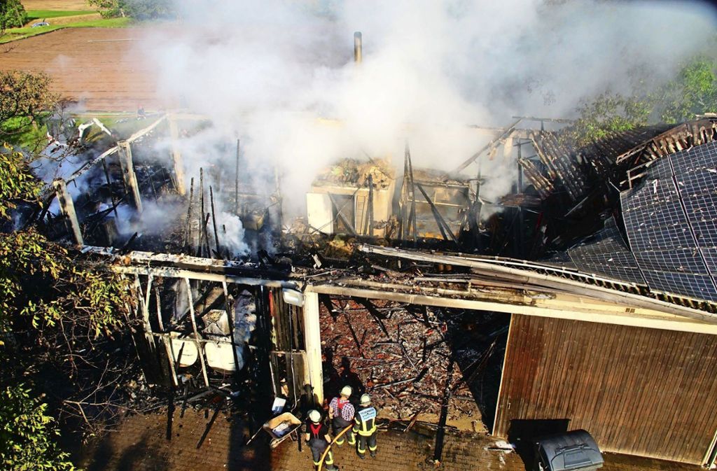 MühlhausenWerkstattgebäude auf Aussiedlerhof brennt ab – 70 Einsatzkräfte bei Löscharbeiten im Einsatz: Durch Brand entsteht ein Schaden von 250 000 Euro