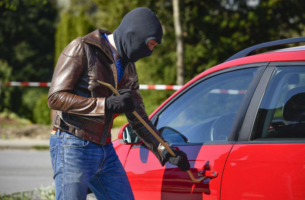 Polizei sucht Zeugen: Autoknacker machen Beute in Stuttgart