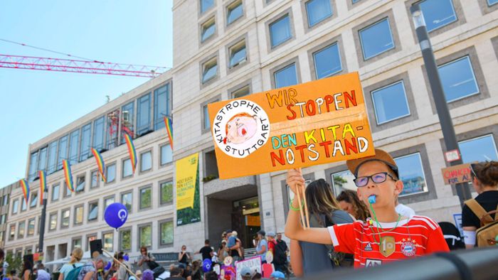 Kinder, Eltern und Erzieher protestieren gegen den Kitanotstand