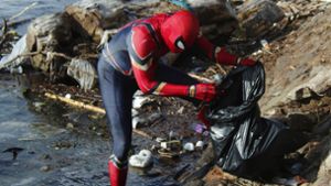 Spiderman sammelt auf der Insel Sulawesi Müll