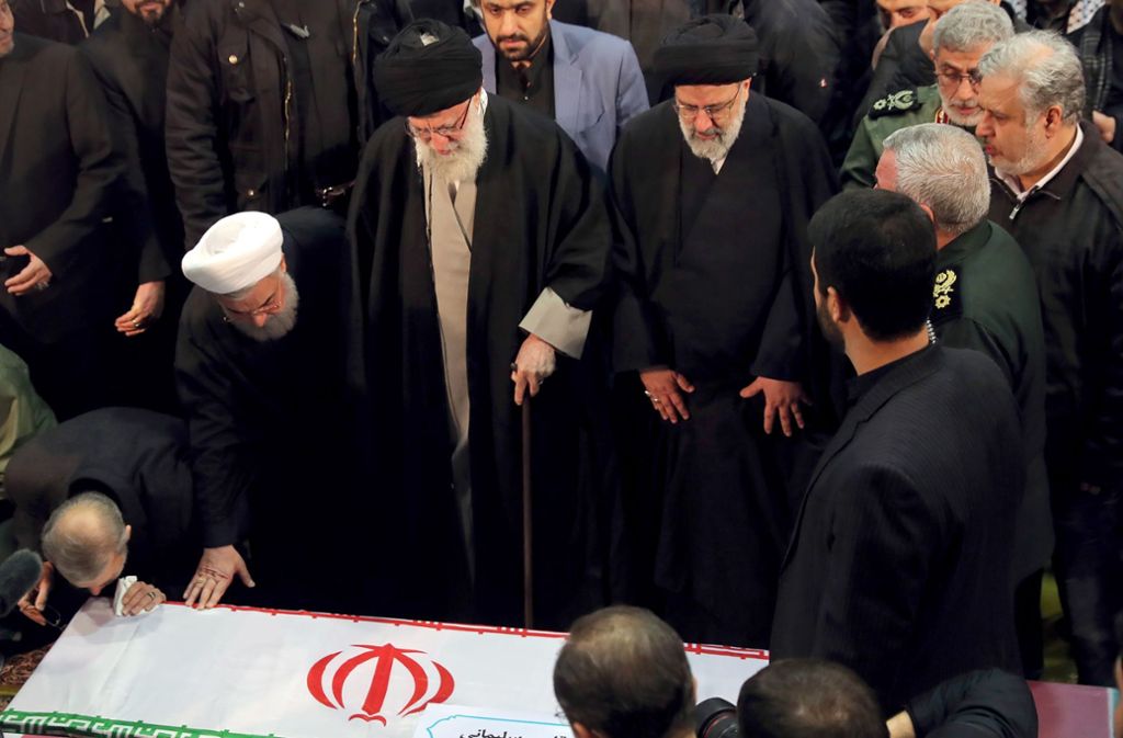 Der geistliche Führer des Irans, Ajatollah Ali Chamenei, betete am Montag an Soleimanis Sarg. Foto: AFP/STR