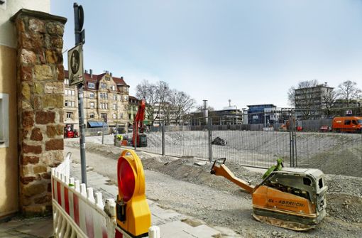 Noch ist am Wilhelmsplatz  eine riesige Grube.  Allerdings muss man sich heute schon Gedanken machen, was mit der Brachfläche bis zur Neubebauung passieren soll. Foto: Uli Nagel