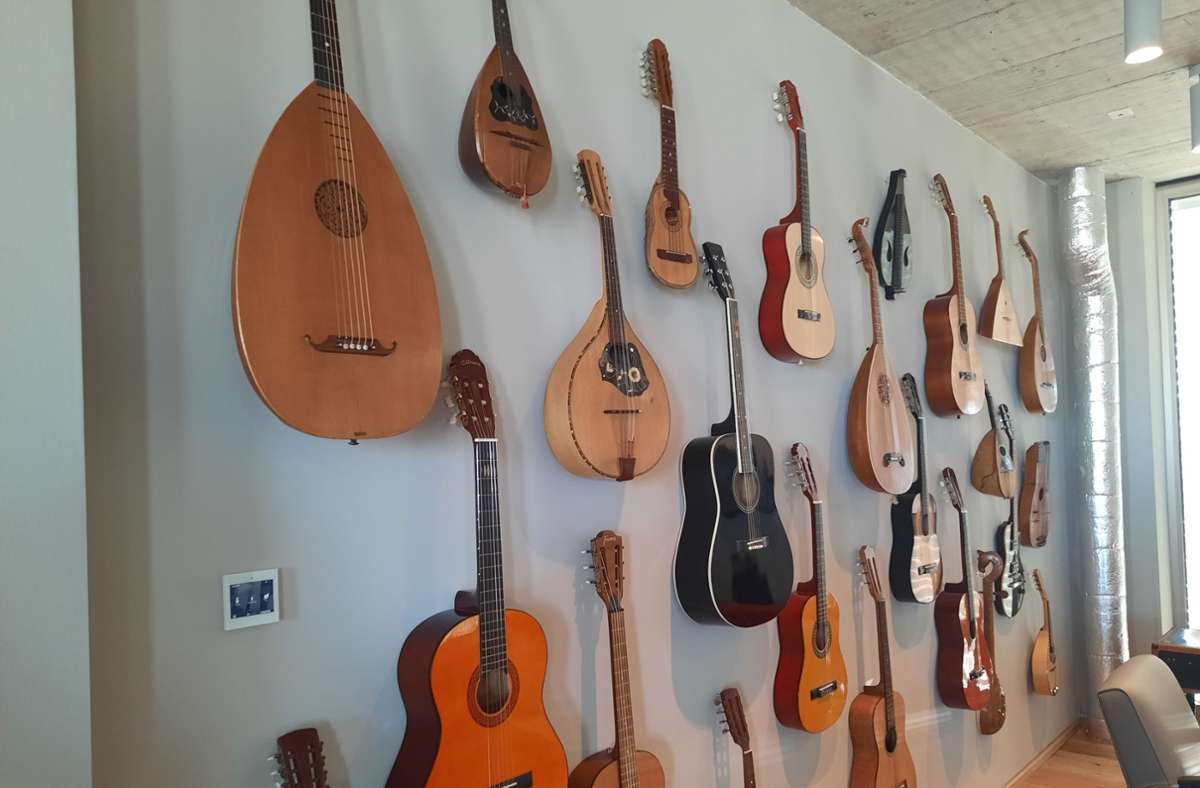 Mandolinen und Gitarren im Musikzimmer