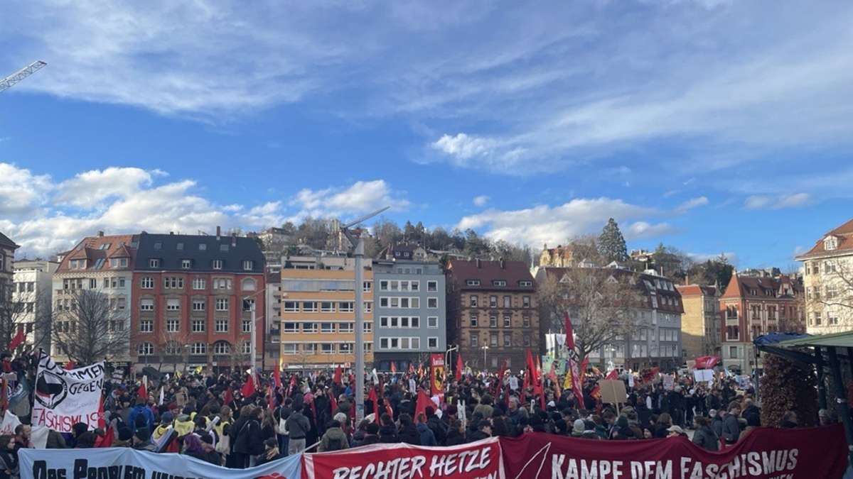Mehrere tausend Menschen versammelten sich in Stuttgart, um gegen Rechtsextremismus zu demonstrieren.