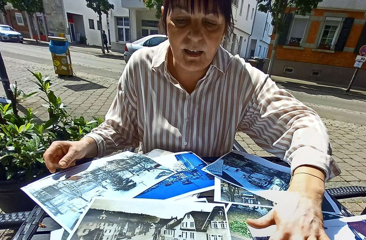 Zorica Tadic sichtet Aufnahmen   von Kunden des Kiosks, die Schlaglichter auf die Geschichte des  Cannstatter Platzes in Fellbach werfen. Foto: Eva Schäfer
