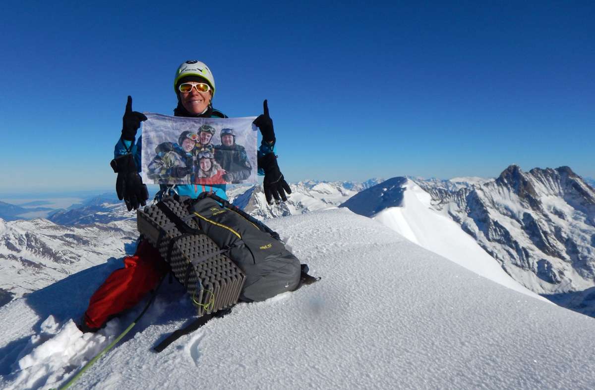 Heidi Sand grüßt ihre Familie vom Gipfel des Eiger, den sie über die  Eiger-Nordwand bestiegen hat. Foto: Sand/privat