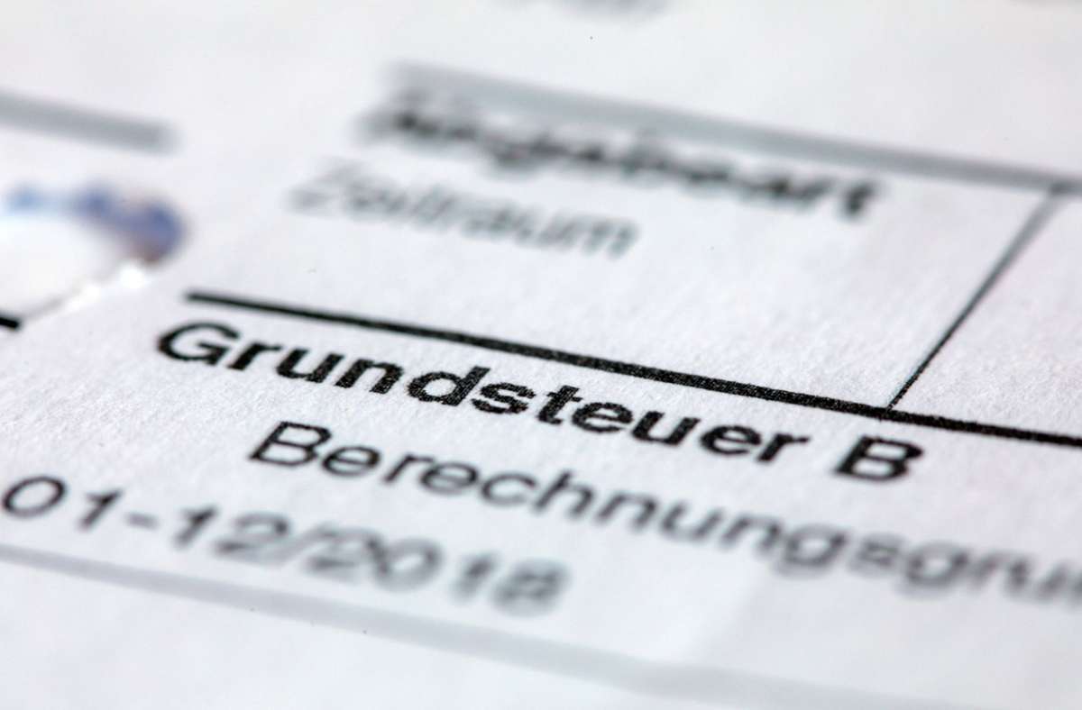 Die Grundsteuer zahlt jeder Hauseigentümer. In der Regel reicht er sie über die Nebenkostenabrechnung an seine Mieter weiter. Foto: dpa/Jens Büttner