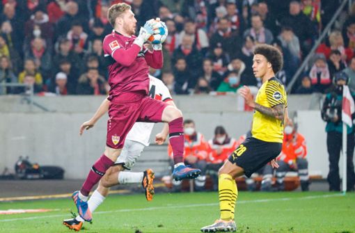 Sein Platz ist ihm sicher: VfB-Torhüter Florian Müller im Duell gegen Axel Witsel (Borussia Dortmund). Foto: Baumann