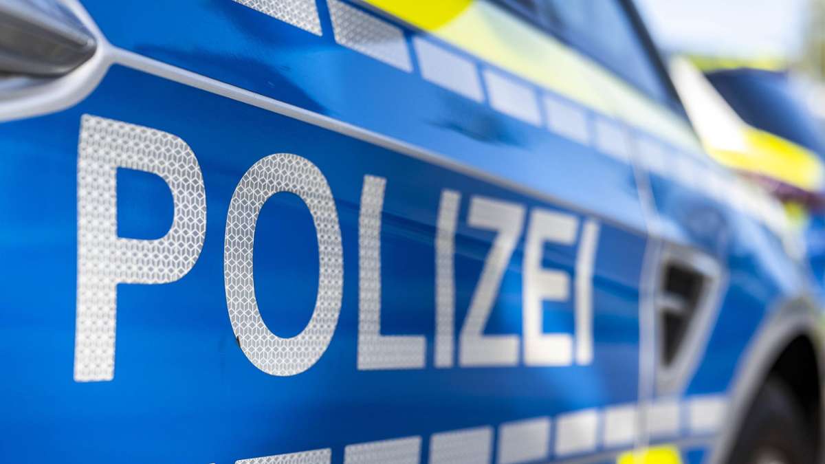 Leinfelden-Echterdingen: Maskierte rauben 24-Jährigem Fußball-Trikot   – Zeugen gesucht