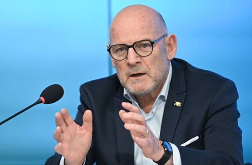 Winfried Hermann äußert sich zum Neun-Euro-Ticket. Foto: dpa/Bernd Weißbrod