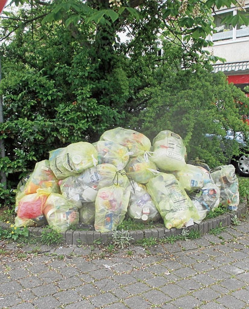 HOFEN:  Anwohner kritisieren ständige Lagerung von Gelben Säcken - Bezirksvorsteher appelliert an Vernunft der Bürger: Müllprobleme am Kelterplatz
