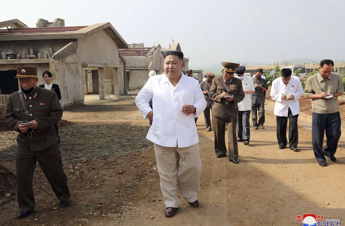 Kim Jong Un beim Besuch der Hühnerfarm. Foto: AP/KCNA