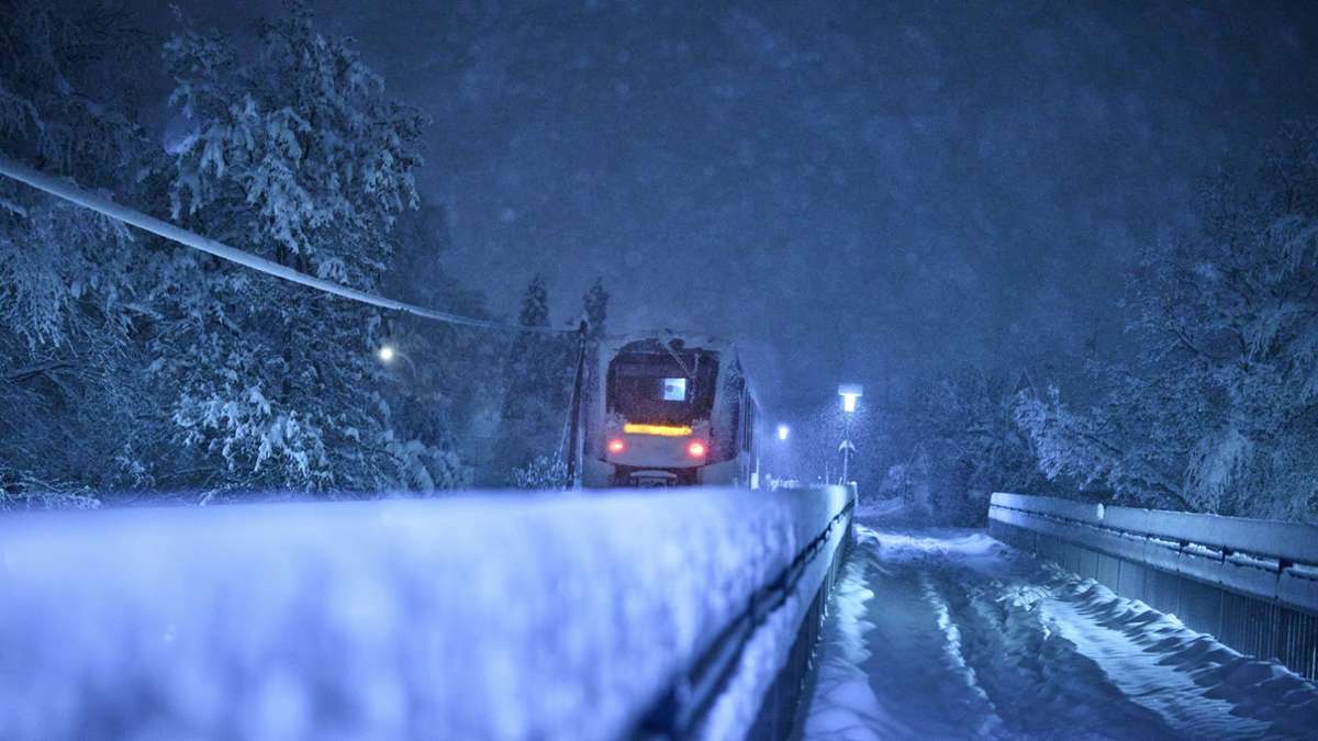 Wintereinbruch in Süddeutschland: Bahnverkehr wegen Schneefalls stark beeinträchtigt