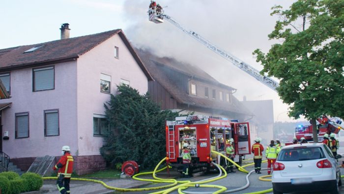 Auto löst Feuer an Wohnhaus aus – halbe Million Euro Schaden