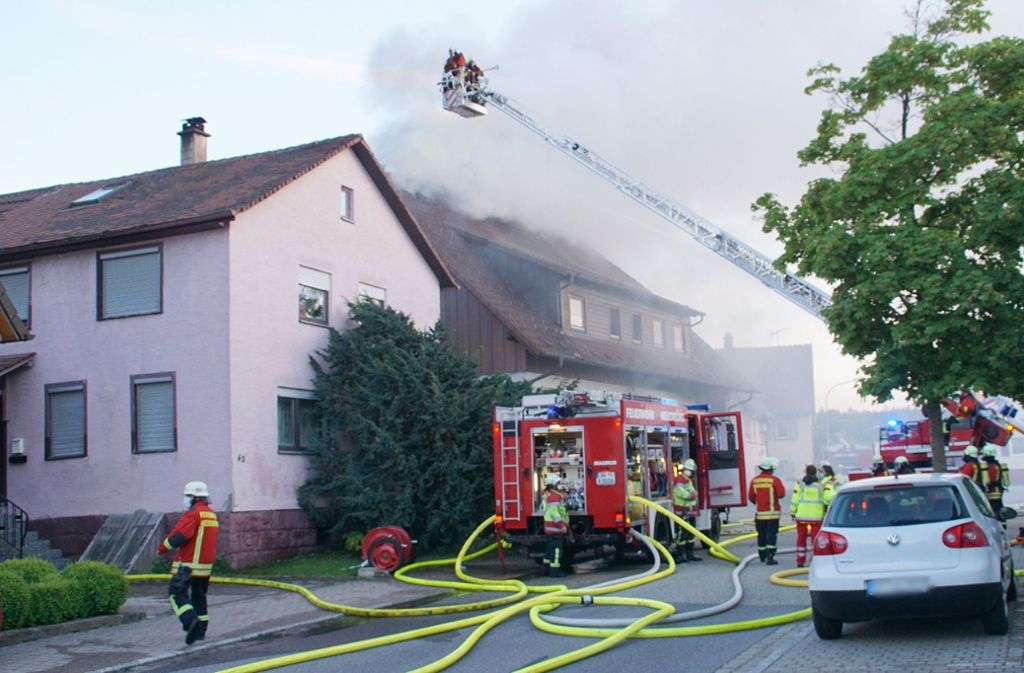 Brand im Enzkreis: Auto löst Feuer an Wohnhaus aus – halbe Million Euro Schaden