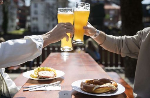 Freude bei den Gästen: Seit Montag dürfen Restaurants, Biergärten und Co. auch in Stuttgart länger öffnen. Foto: dpa/Tom Weller