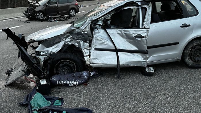 Mehrere Verletzte nach Unfall – Polizei muss Autobahn sperren