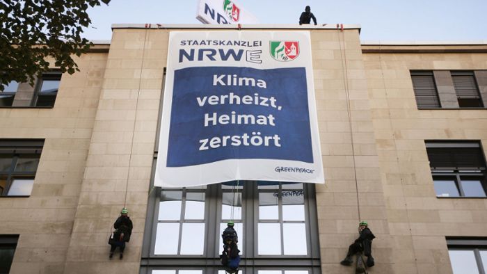 Greenpeace-Aktivisten protestieren  an NRW-Staatskanzlei