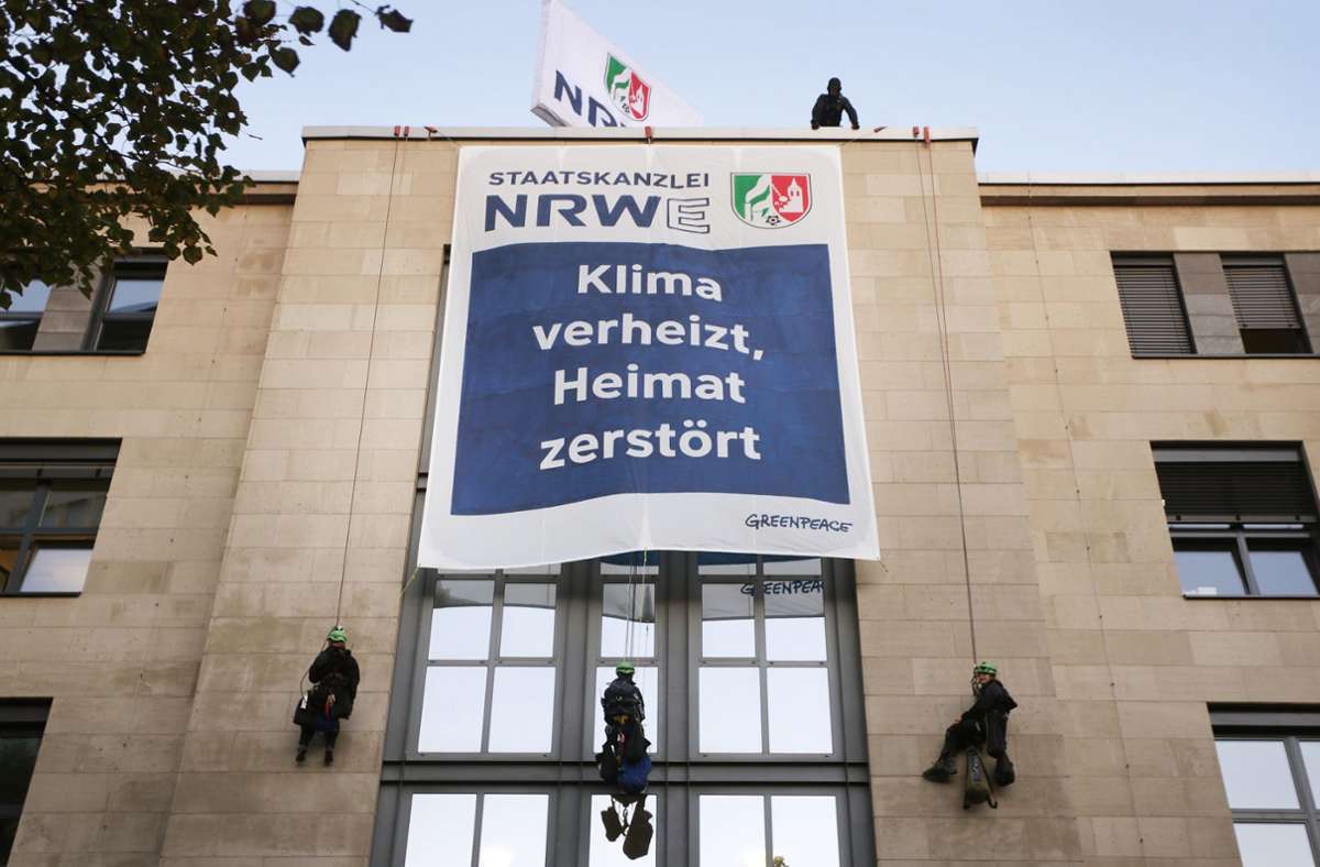 Gegen Braunkohletagebau: Greenpeace-Aktivisten protestieren  an NRW-Staatskanzlei