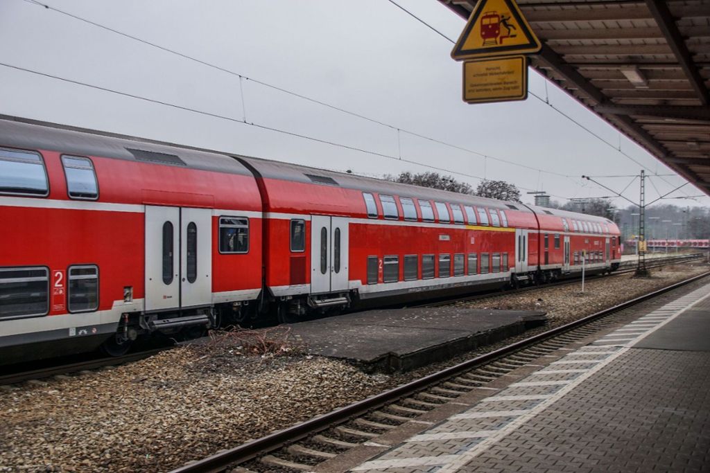 Polizei ermittelt am Bahnhof Ludwigsburg: Mann fällt vor Zug