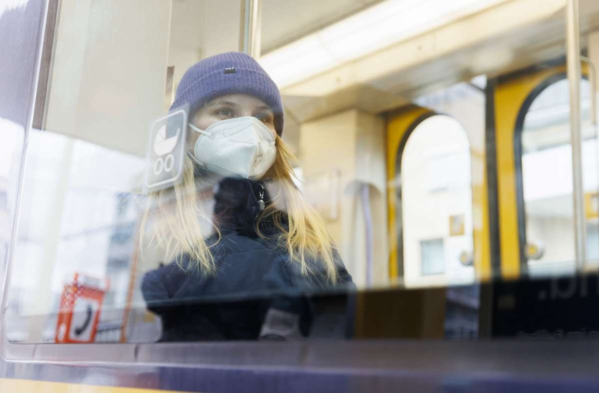 Gewohntes Bild in Bus und Bahn: ein Fahrgast mit Maske. Foto: dpa/Julian Rettig