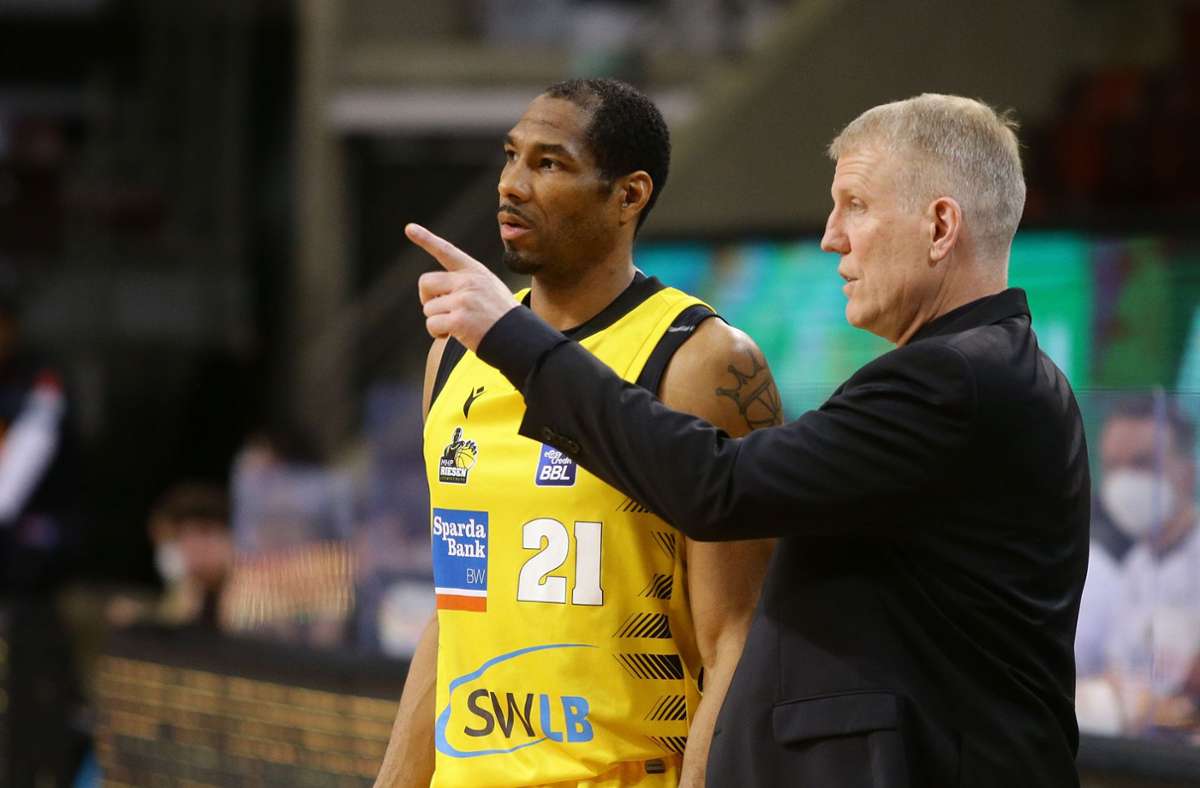 Coach John Patrick steht in Kontakt mit Tremmell Darden (li.). Foto: Baumann/Hansjürgen Britsch