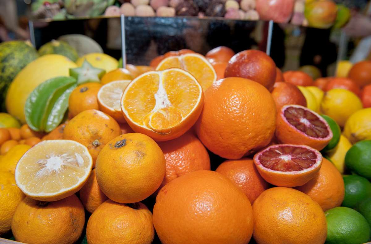 In Europa werden die Orangen von August (Frühsorten aus Sevilla) bis Mai (Spätsorte Tardivo di Sanvito auf  Sardinien) geerntet. Foto: dpa/Felix Zahn