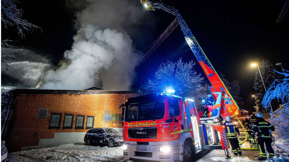 Großbrand in Göppingen: Kranfirma in Flammen – Feuer richtet immensen Schaden an