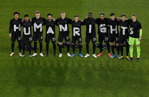 Elf Nationalspieler, elf Buchstaben – eine Botschaft für Menschenrechte: DFB-Elf in Duisburg Foto: dpa/Tobias Schwarz