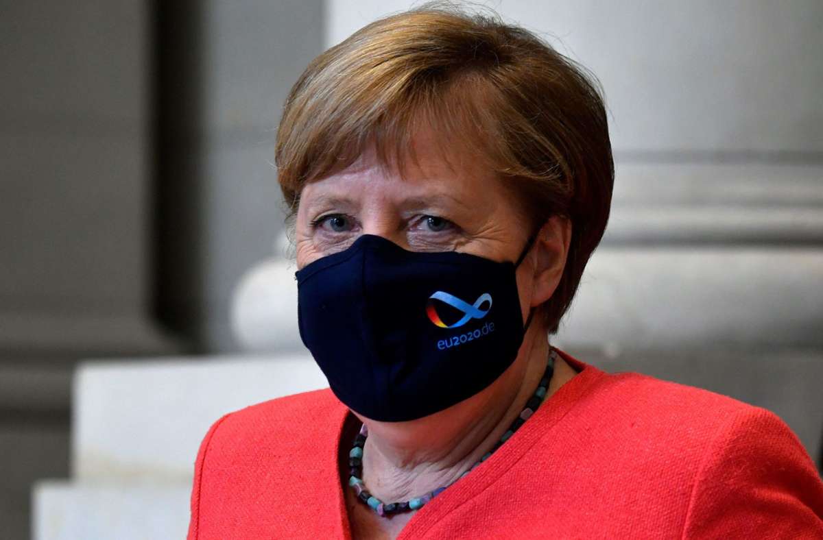 Angela Merkel: Kanzlerin zeigt sich erstmals offiziell mit Corona-Maske