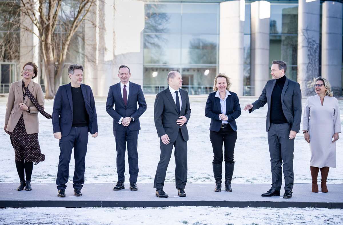 Gruppenfoto im winterlichen Berlin: Das Bundeskabinett hat am Freitag auf einer Klausurtagung seine nächsten Schritte besprochen. Foto: dpa/Michael Kappeler