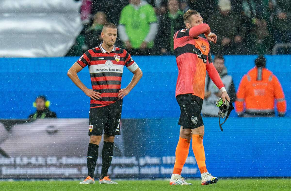 Niedergeschlagen: Torhüter Florian Müller (rechts) und Abwehrchef Waldemar Anton nach der Niederlage beim VfL Wolfsburg.