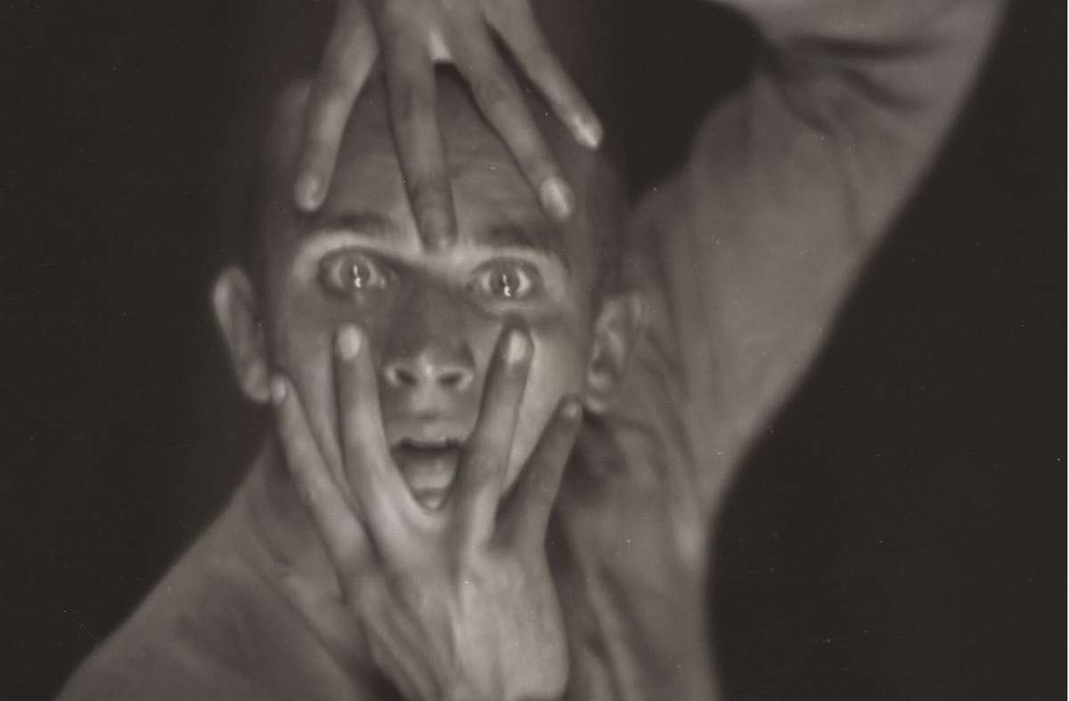 Ausschnitt aus dem Bild von Hans Robertson:  „Der Tänzer Harald Kreutzberg“ aus dem Jahr 1925. Das Bild und weitere Eindrücke aus dem Bildband und der Ausstellung „Neu Sehen“ finden Sie in der Bildergalerie.