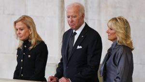 Joe Biden und seine Ehefrau nehmen Abschied von der Queen