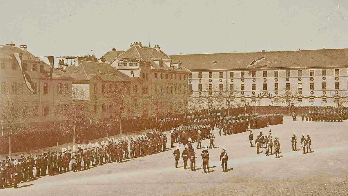 Regiment in Reih und Glied angetreten: König Wilhelm II. von Württemberg nimmt im März 1892 eine Parade auf dem Ludwigsburger Arsenalplatz ab.